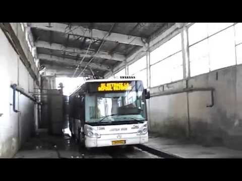 Troleibuzul Irisbus #5306 arpartind depoului Bujoreni, intrand in spalatorie.