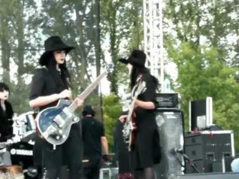 The Black Belles setting up. - MI Fest '11