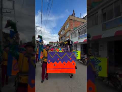 Desfile folclórico  festival del Tropo en Santana Boyacá