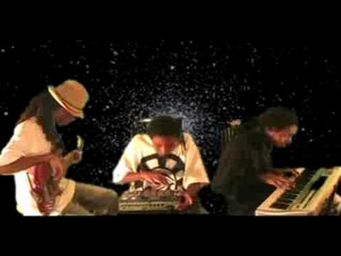 King I Divine Making a Soul Hip Hop Beat (FREE BEAT DOWNLOAD !) Mpc 1000