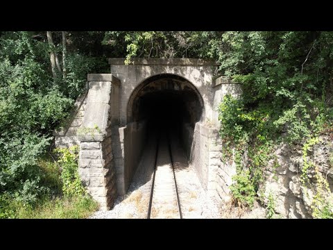 IN AND OUT OF A CLASSIC TUNNEL WITH LONG FREIGHT TRAIN! BNSF AURORA SUB AND SPEEDY CN L571! DRONE