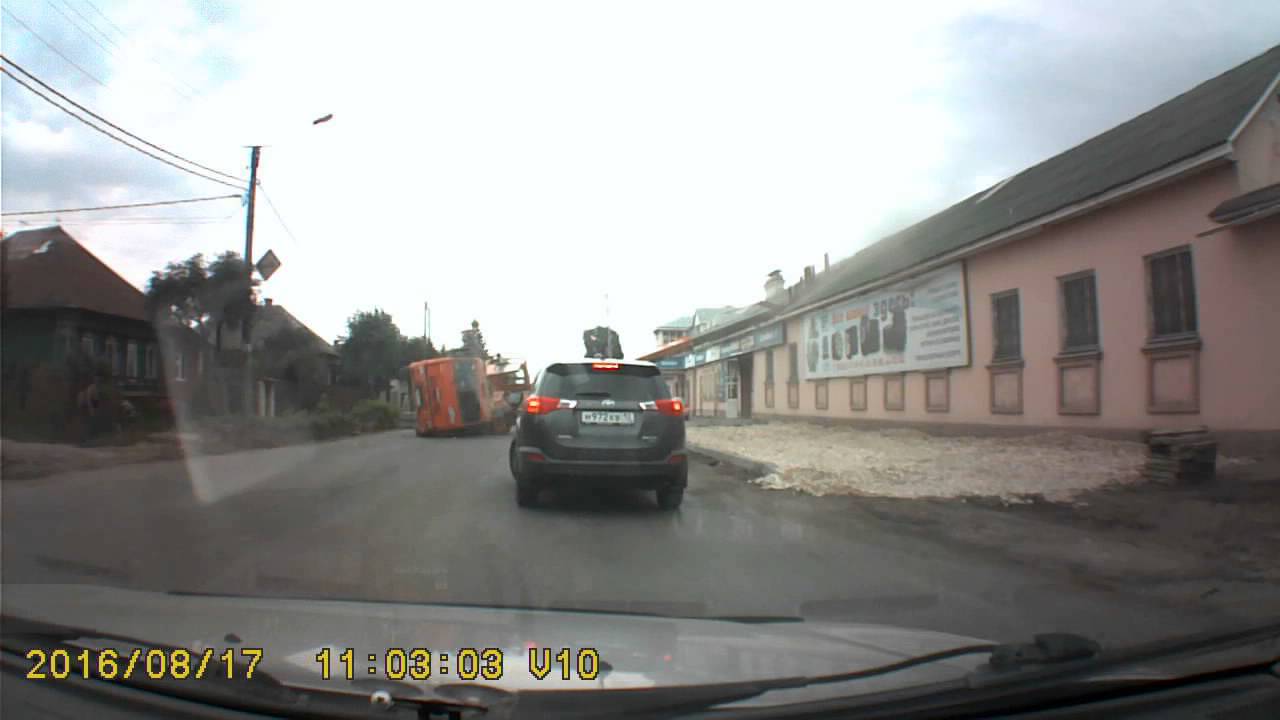 В республике Марий Эл грузовой кран упал на крышу автосервиса