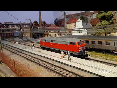 Die kleine Märklin Bundesbahn-Anlage. "Nachwuchs" in der "V-Familie". Die Br 216 in Verkehrsrot.