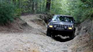 preview picture of video 'Jeep Comanche Off-Roading'