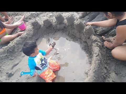 ZAID JUGANDO EN LA PLAYA CON LA FAMILIA - 01 ENERO 2020