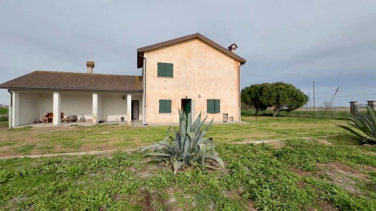 Casa di campagna dotata di Garage e Giardino circostante