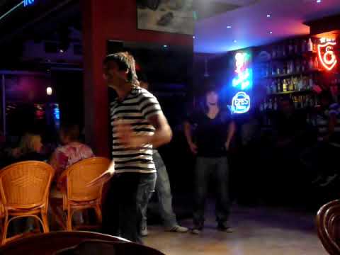 Dance off at Romance Palace, Icmeler