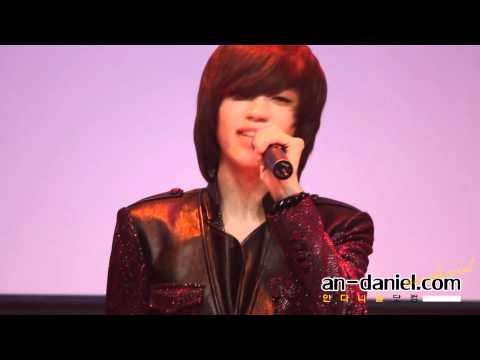 [FANCAM] 111028 SBS KCR Old School Public Broadcast - Brushing - Niel focussed