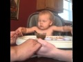 Un adorable bebé agradece los alimentos antes de comer