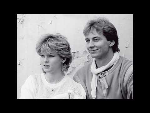 Iveta Bartošová a Petr Sepeši - Červenám (Text/Lyrics)