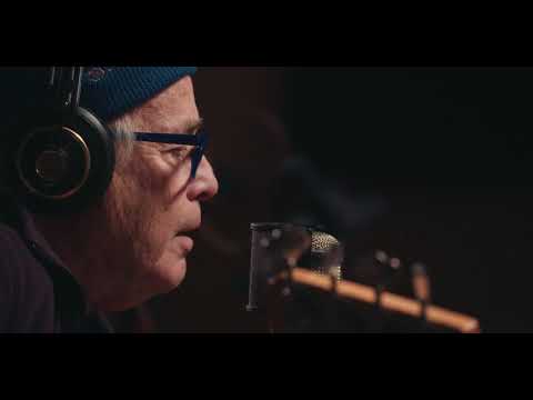 Ry Cooder - Everybody Ought to Treat a Stranger Right (Live in studio)