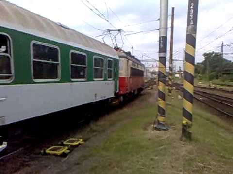 plecháč s osbním vlakem č.7304 opouští stanici Plzeň hlavní nádraží