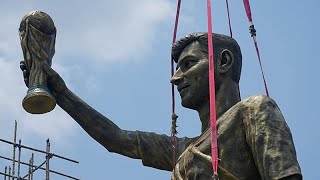 Desmontan en Calcuta una gran estatua de Lionel Messi