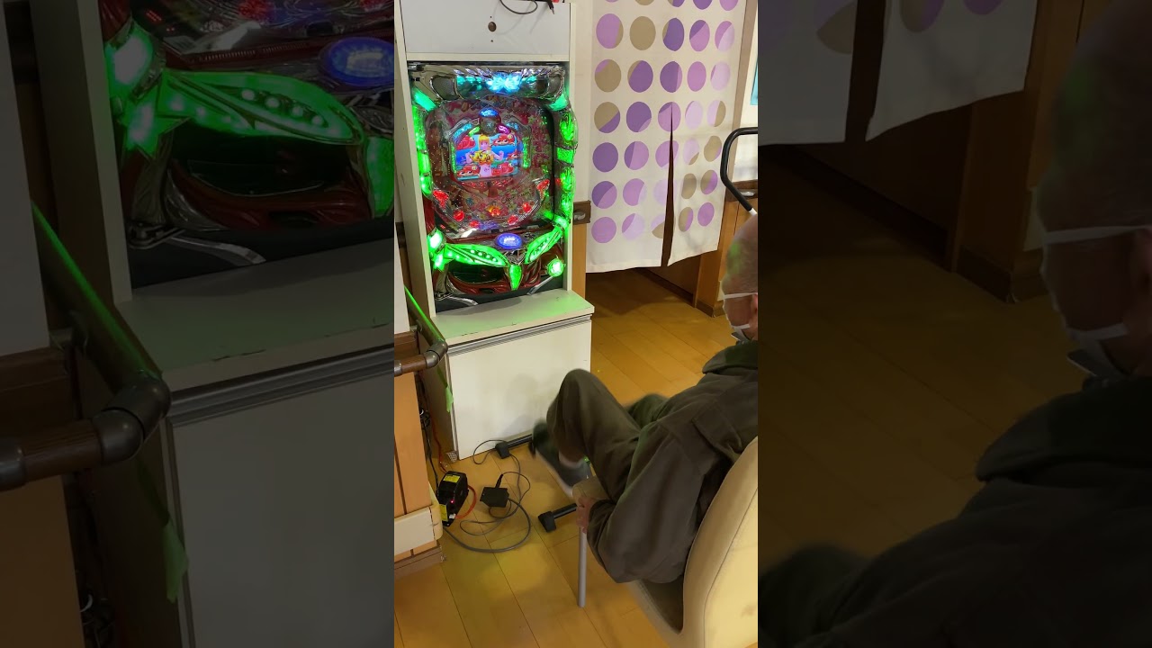 デイサービスにこるで足漕ぎ機能訓練用パチンコを導入した初日の様子