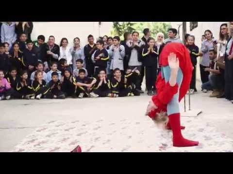 Hannas akrobatiska konster får de syriska barnen att skratta