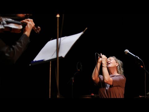 Bára Basiková: Souměrná – poprvé s houslemi a harmonikou