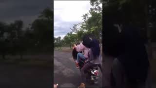 Download lagu Ada Yang Bisa ? Cewek Standing Motor mp3