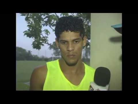 Lateral direito da patativa Alex Murici lamenta a falta da torcida no jogo entre Goianésia.