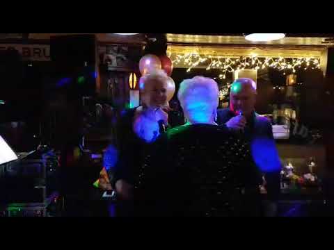 Huilen is voor jou te laat. Reina,Klaas en Baukje. 🎤🎤🎤