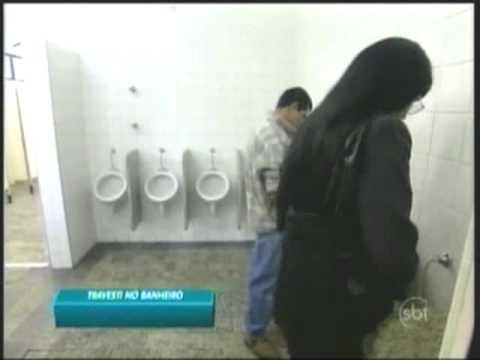 Travesti no Banheiro | Pegadinha | Programa Silvio Santos