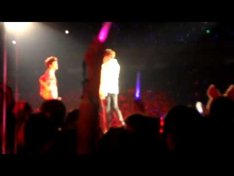 [HD FANCAM] Ryeowook & Eunhyuk (Super Junior) + Chen (EXO) - Love Doesn't Travel Alone SMTOWN INA