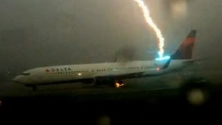 Download lagu Momen pesawat disambar petir di landas pacu mp3