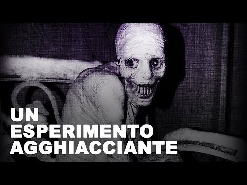 Decolorazione dei cubetti di ghiaccio di persona Decolorazione di pelle su calzature