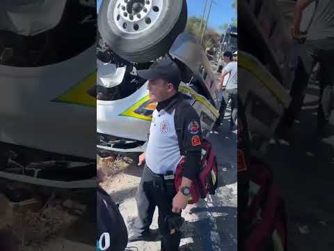 Autobús volcó en ruta a Baja Verapaz. Bomberos Vol. informan de 24 pasajeros heridos #urgente