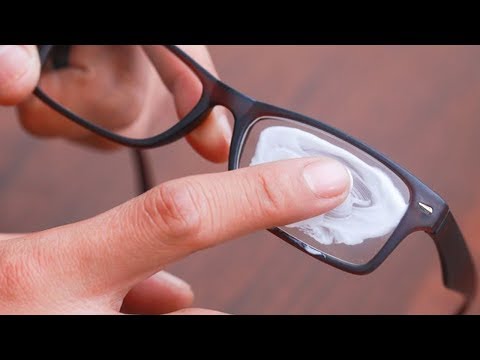 Sieh dir diese Tricks an, um Kratzer aus Glas zu polieren!