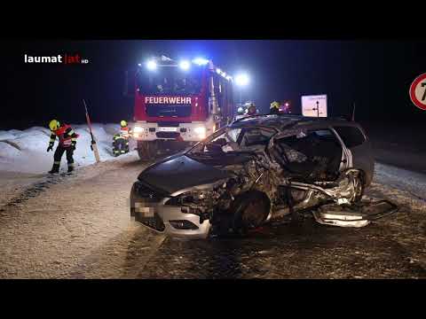 Schwerer Crash zwischen Schneepflug und PKW in Eberschwang fordert einen Schwerverletzten