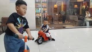 Henry 5 tuổi lion 2 tuổi vận động ngoài trời