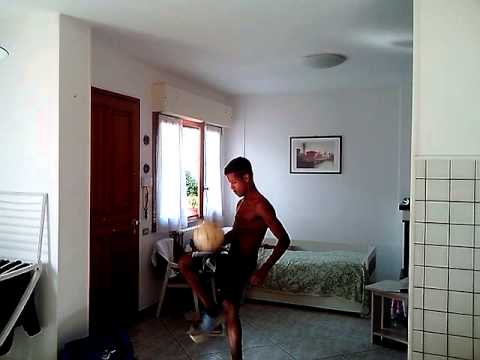 Samuel polizzi palleggia in salotto.