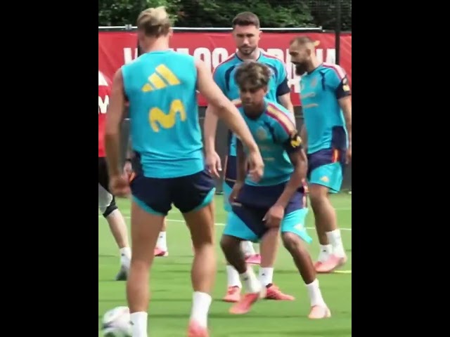 Vídeo relacionado con Kimbatex Textil Hogar Tienda Barcelona FC Toallas de Playa, Microfibra, Azul y Grana, Diseño Lamine Yamal, Pedri y Escudo, 70 x 140 cm, 7 Diseños a Elegir (Escudo 618)