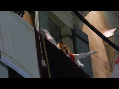 Mugnaia si affaccia dal balcone - Carnevale Ivrea 2014