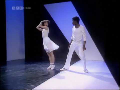 Top Of The Pops - 1977.04.14 - Andrew Gold - Lonely Boy (Legs & Co)