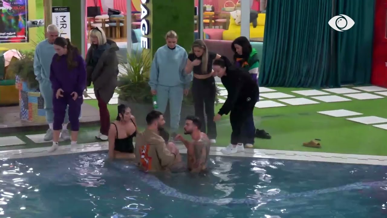 Bie gongu, banorët nuk ngurojnë të zhyten në pishinë