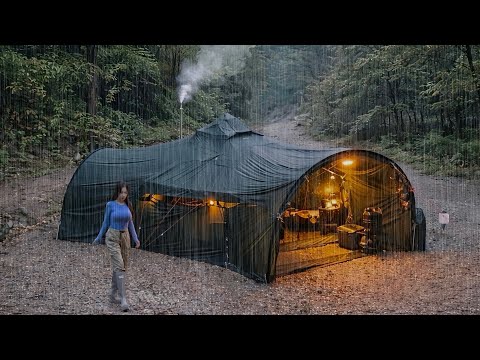 INTRESSANT RYMDSTATION FORMAT UPPBLÅSBART TÄLT CAMPING MED VESKAMIN I REGN