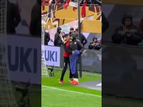 Moroccan ball boys try to steal Edouard Mendy's towel!