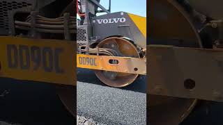 laying and rolling of surface layer. construction of bituminous road #bitumen #civilengineering