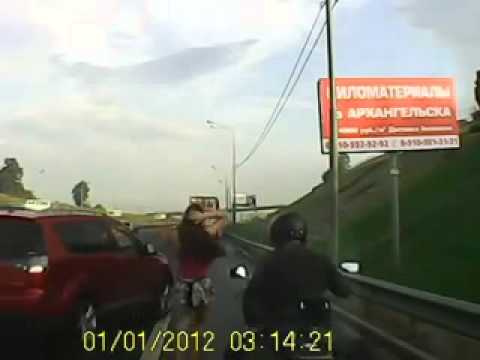Мужик трахнул девку на ходу)
