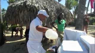 preview picture of video '≋ COCO LOCOS con KASSANDRA y RAUL y MUSICA DOMINICANA ≋ Playa Uvero Alto ≋'