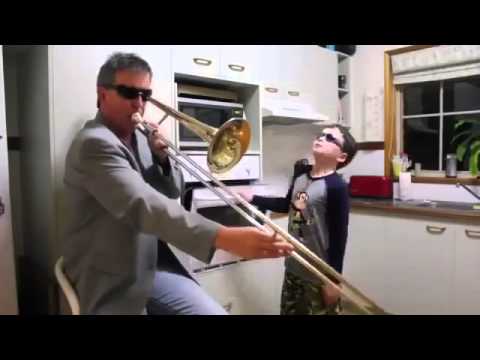 Divertido  El padre toca el trombon y el hijo el horno