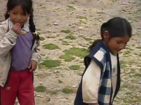 Niños del barrio San Isidro  peloteando - Paucartambo, Cusco - Chaninko