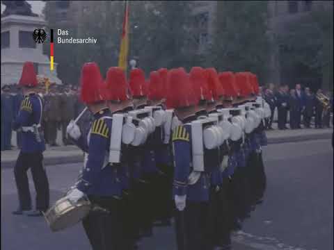 1964: Bundespräsident Lübke in Chile. Chilenische Militärparade - Stechschritt vs Exerzierschritt