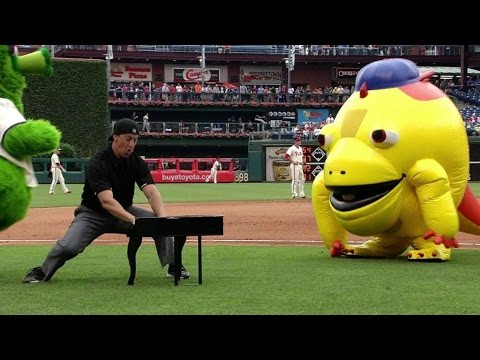 BAL@PHI: 'Umpire' is swallowed up by Galapagos Gang