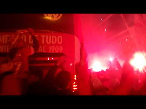 "Ruas de Fogo - Inter 2 x 1 Tigres (México) - Libertadores 2015" Barra: Guarda Popular • Club: Internacional