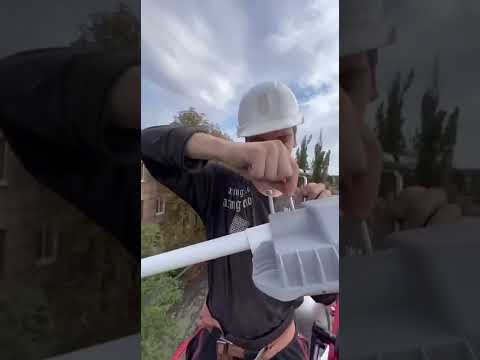 Якутские энергетики устанавливают уличное освещение в городе Кировское