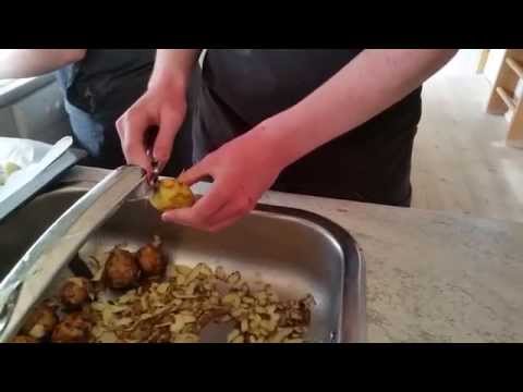 Jon skræller kartofler