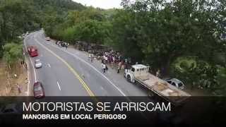 preview picture of video 'Carreta carregada com Danone tomba na Serra de Ipuiuna - Parte 1'