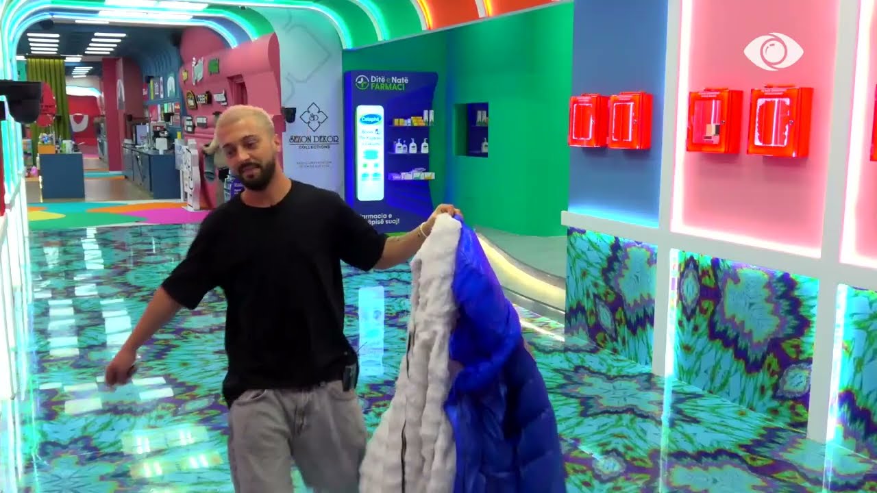 G Bani hedh rrobat e Gjestit tek dushet